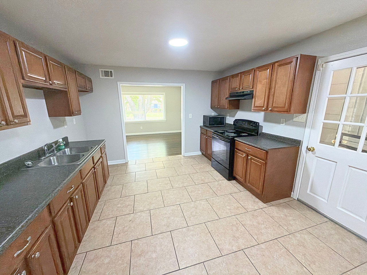 3587 Hallbrook St - Photo 4 of 17