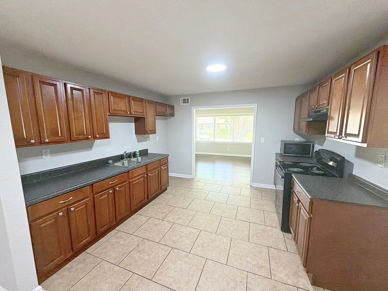 3587 Hallbrook St - Photo 5 of 17