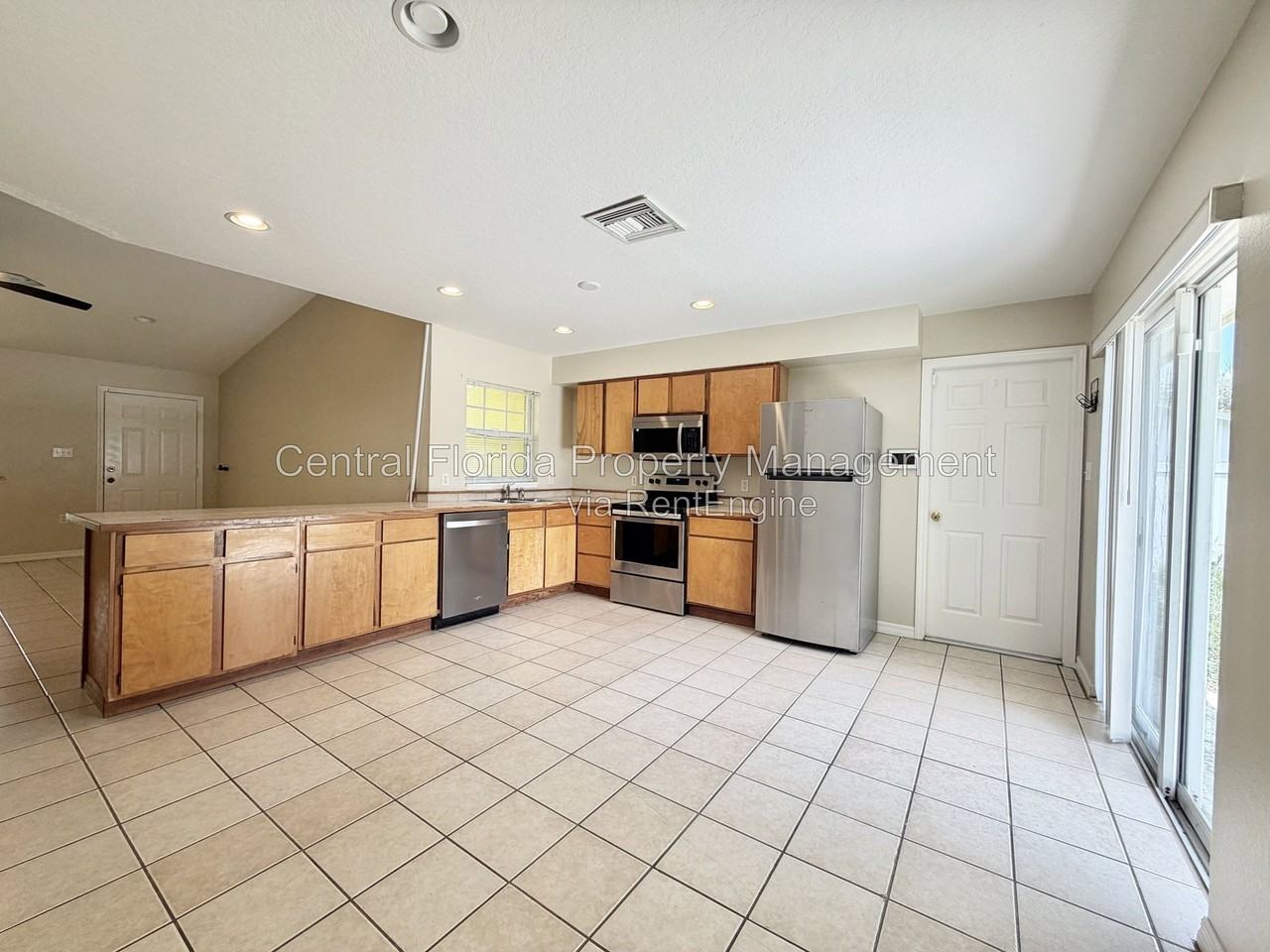 939 Pecan St - Photo 3 of 14