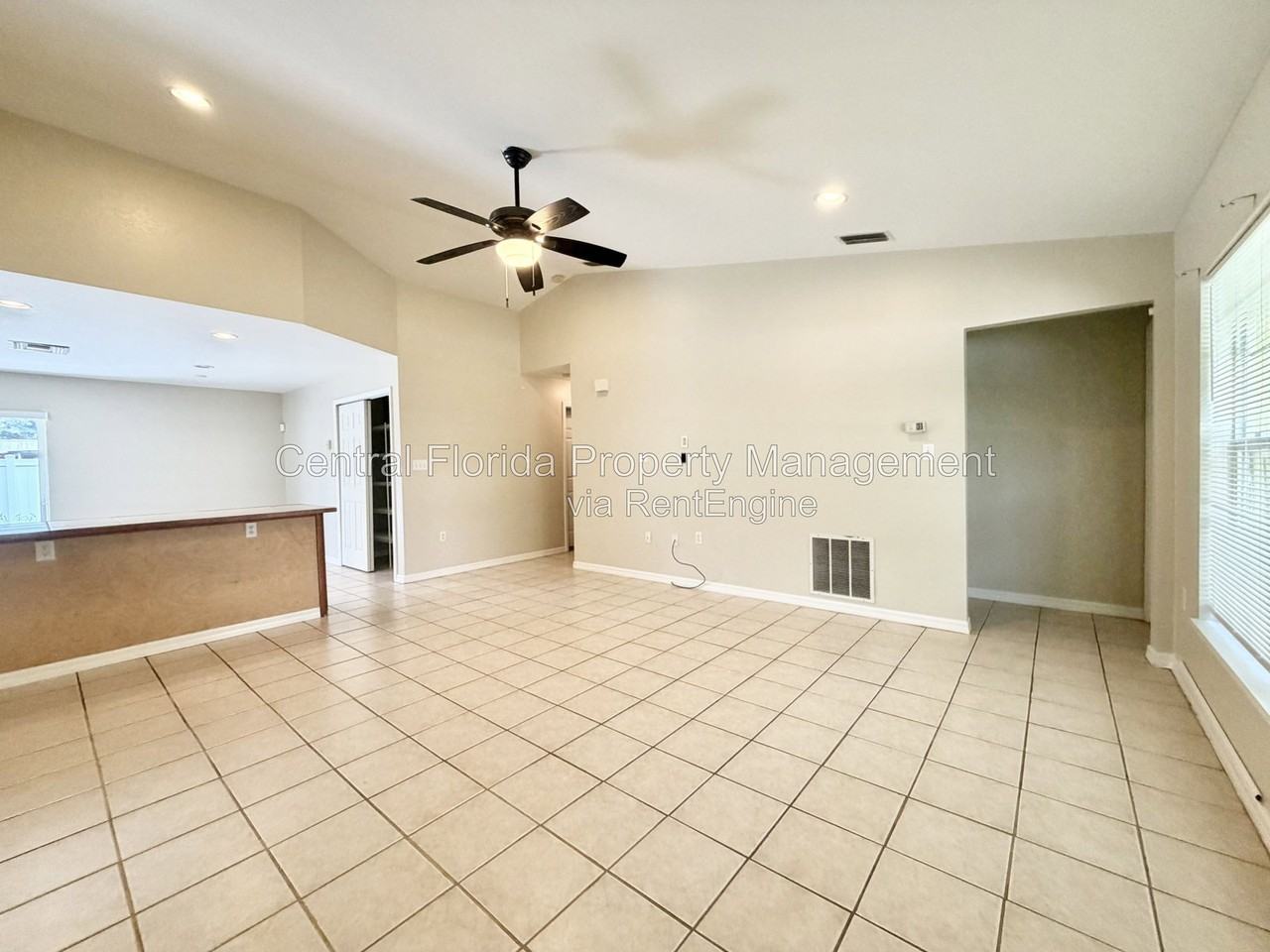 939 Pecan St - Photo 4 of 14