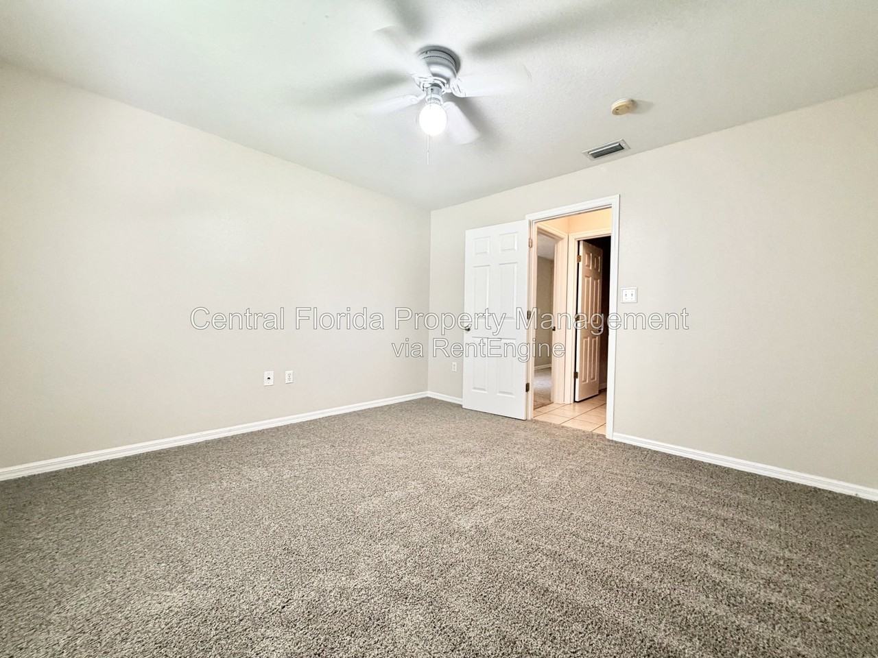 939 Pecan St - Photo 7 of 14