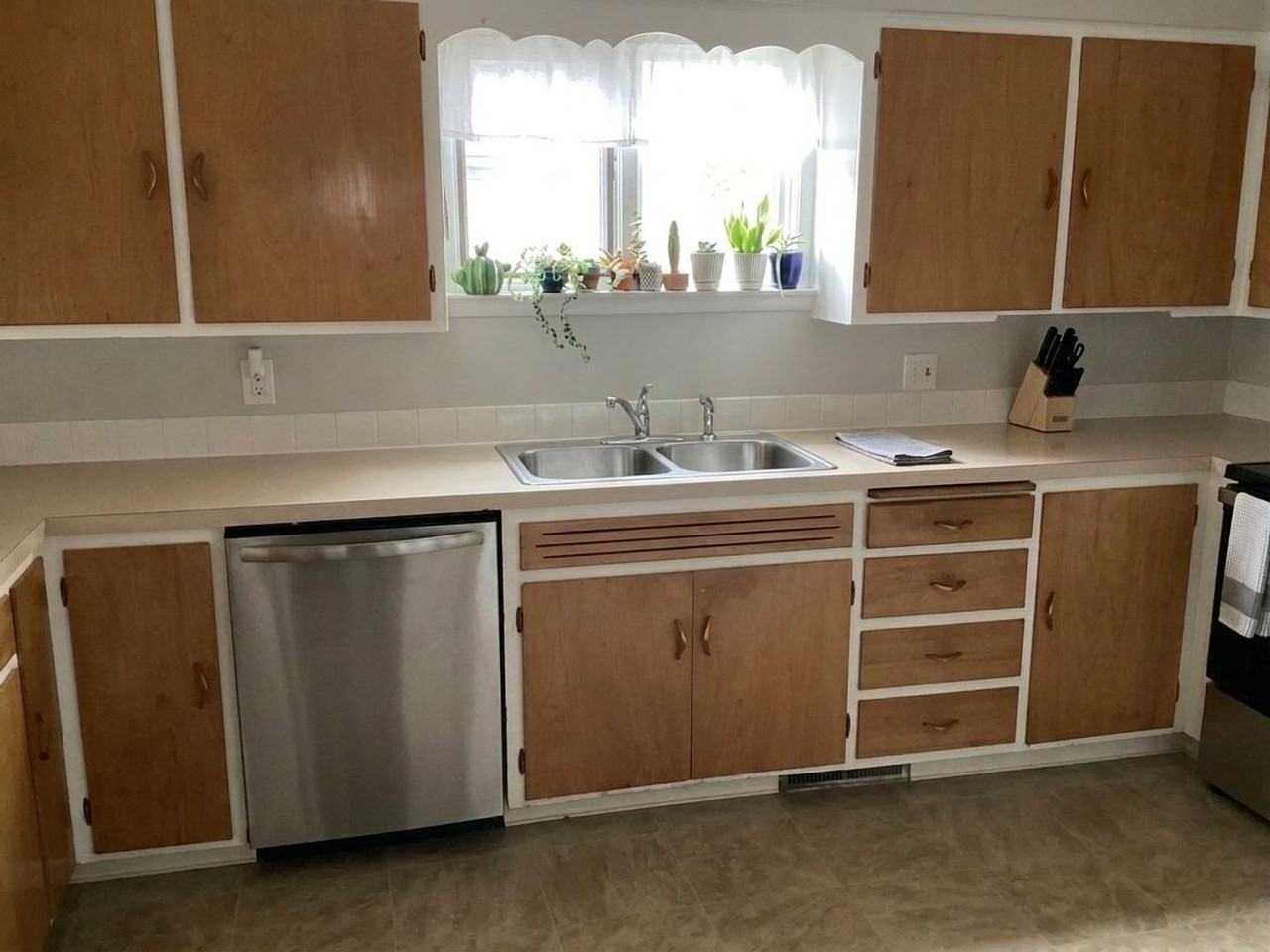 931 W Oak St - Photo 3 of 9