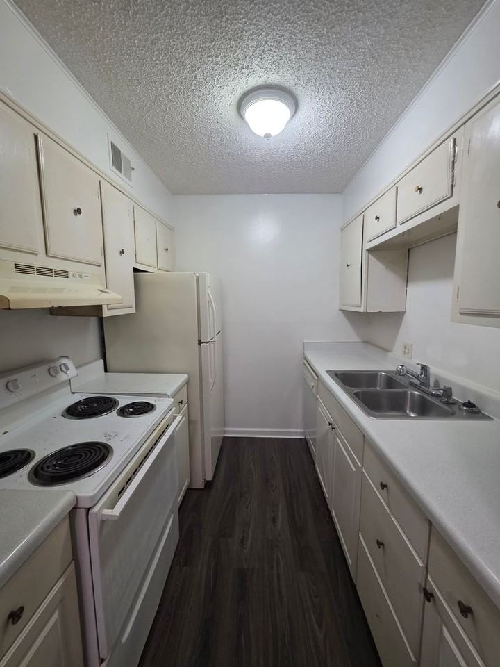 1208 Bush River Rd - Photo 7 of 19