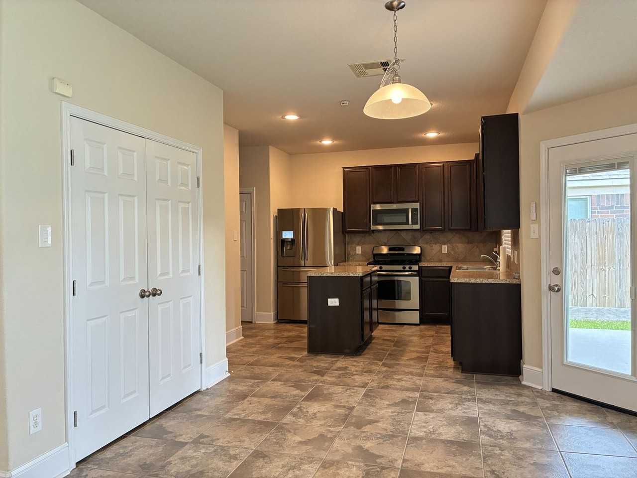 2588 Hallmark Oak St - Photo 5 of 27