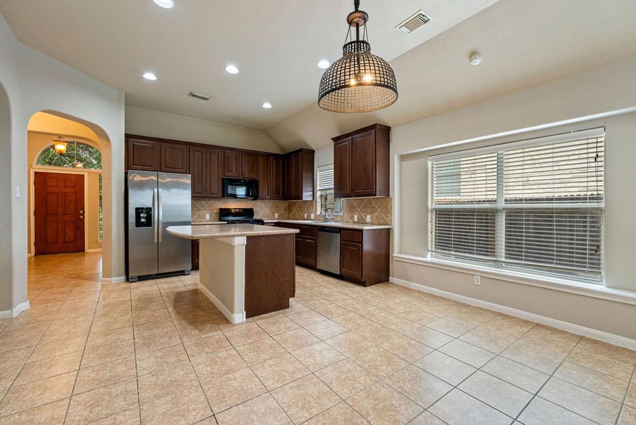 2217 Westfalian Trl - Photo 4 of 20