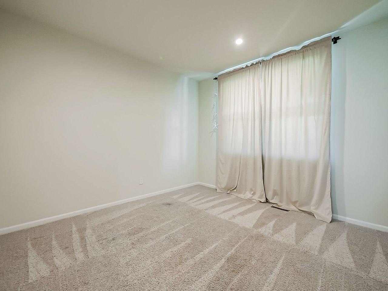 1582 Beachwood Dr - Photo 3 of 50