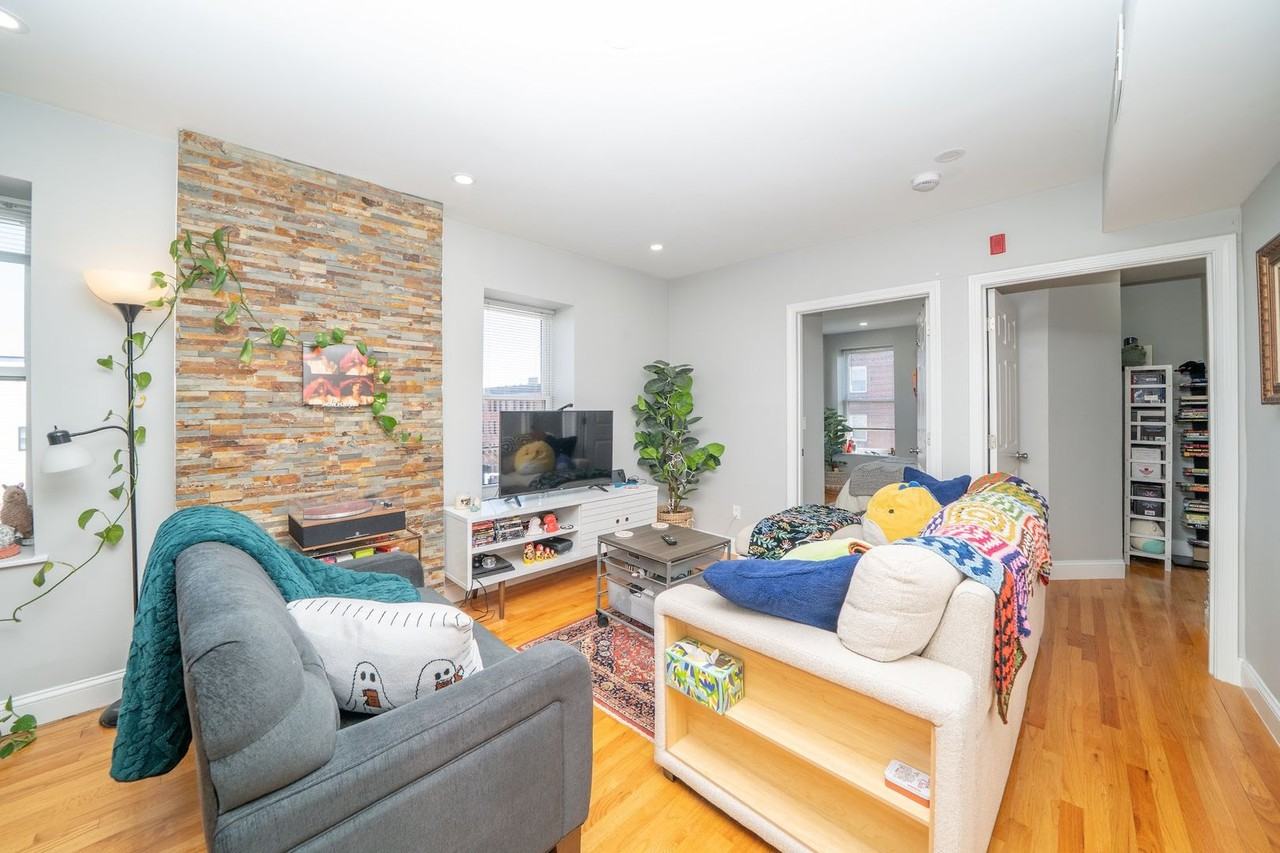 28 Chelsea St - Photo 2 of 10