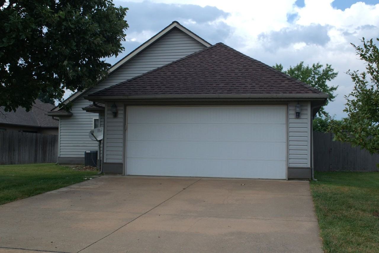 106 Corcoran Dr - Photo 4 of 27