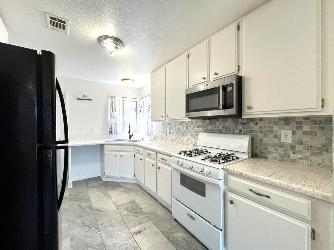 3177 17th St - Photo 4 of 29