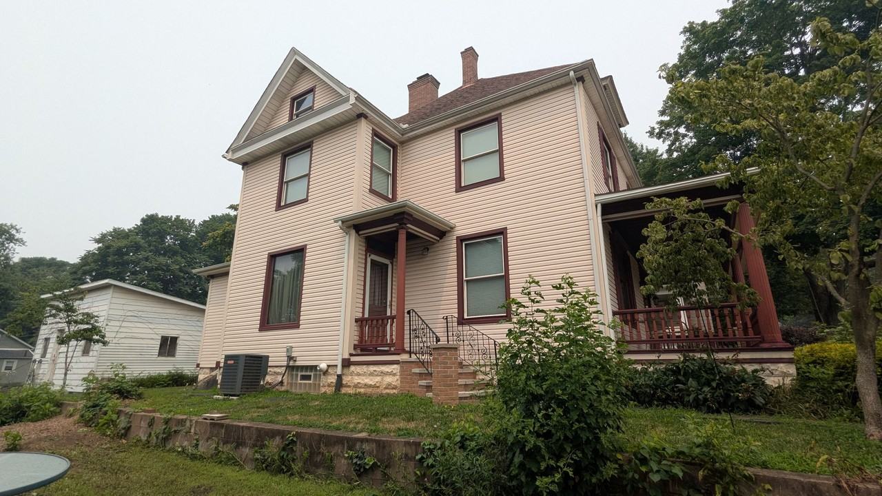 212 Chestnut Ave Ne - Photo 2 of 47