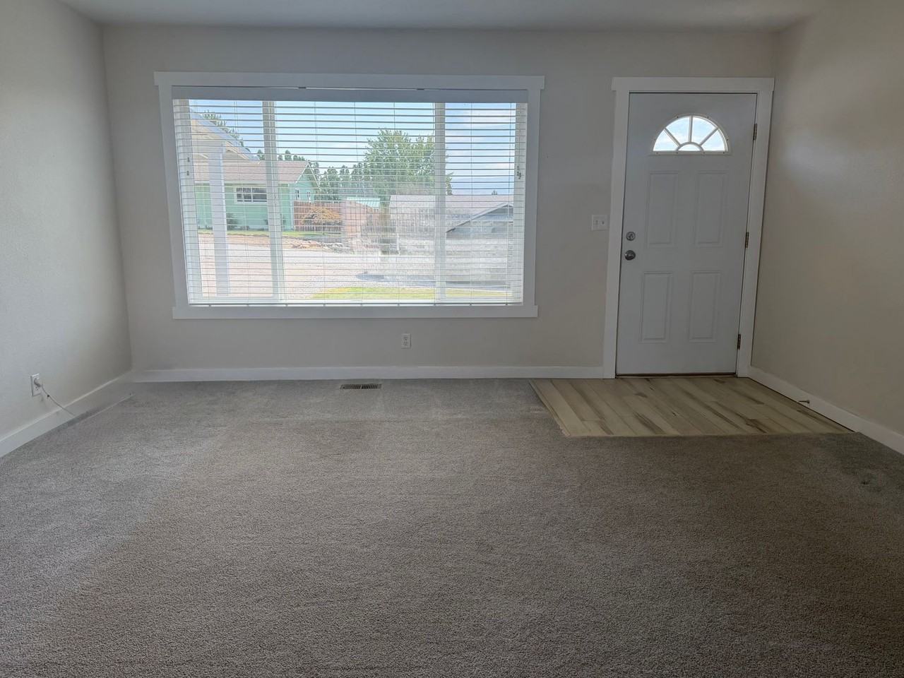 209 Goldcrest St - Photo 3 of 17
