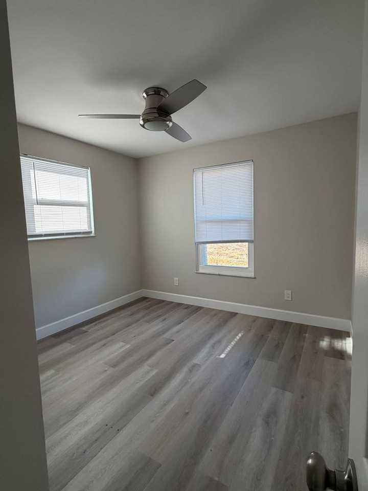 1206 Sw 8th St - Photo 3 of 34