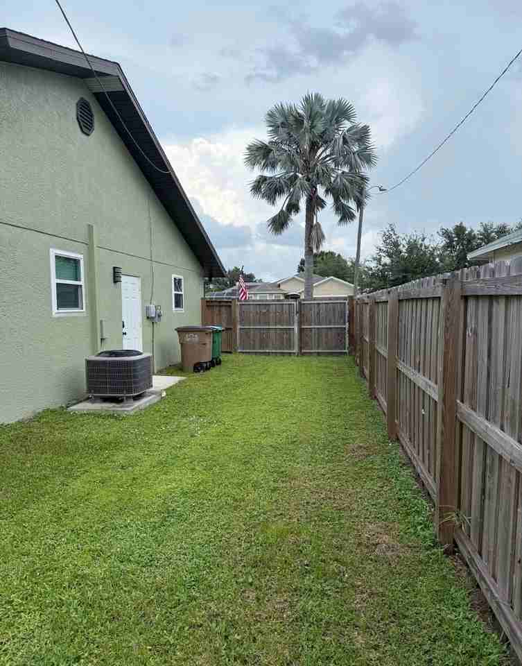 1206 Sw 8th St - Photo 6 of 34