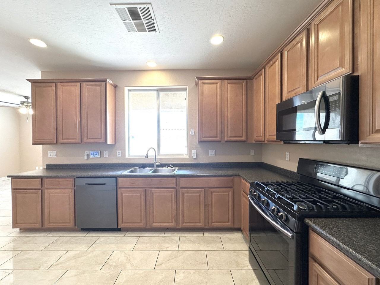 10596 La Campana St - Photo 6 of 21