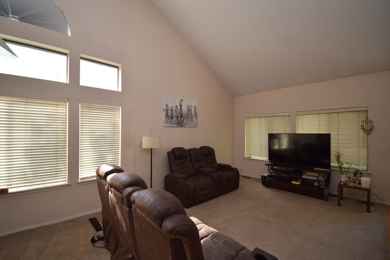2122 E Rainbow Point Dr - Photo 4 of 32