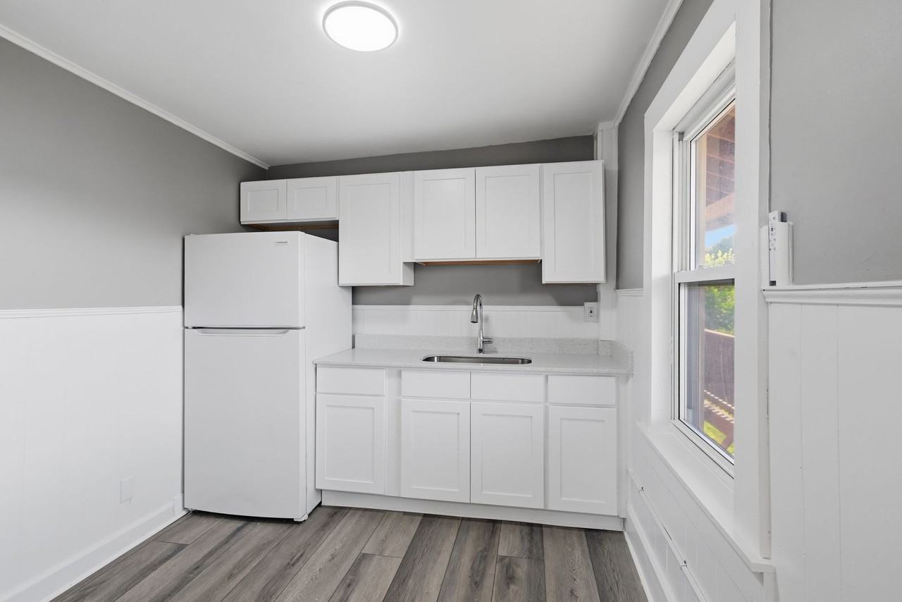 47 Sprague St - Photo 4 of 22