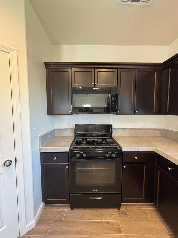 30769 Ashland Rd - Photo 7 of 19
