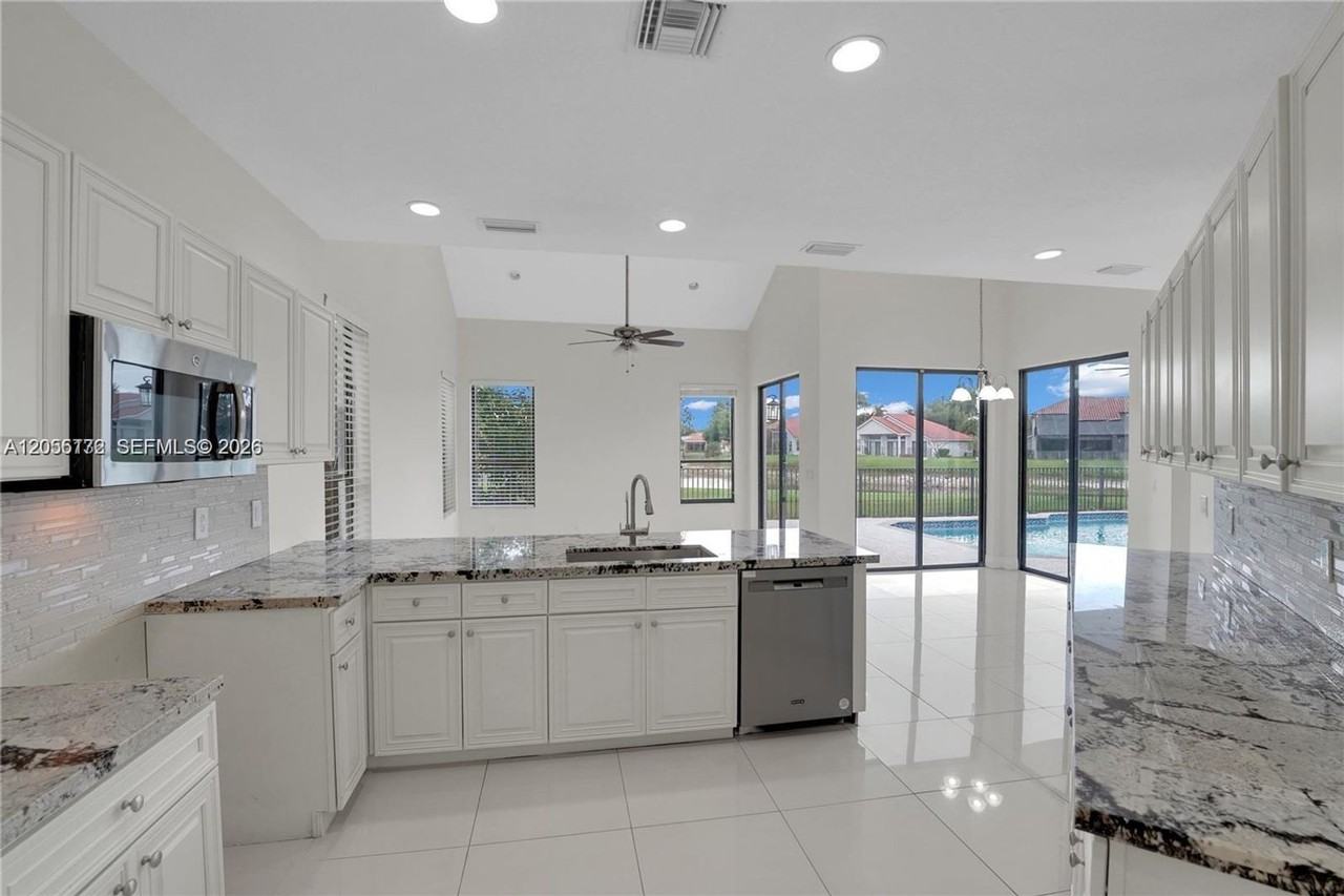 980 Woodland Ave - Photo 6 of 24