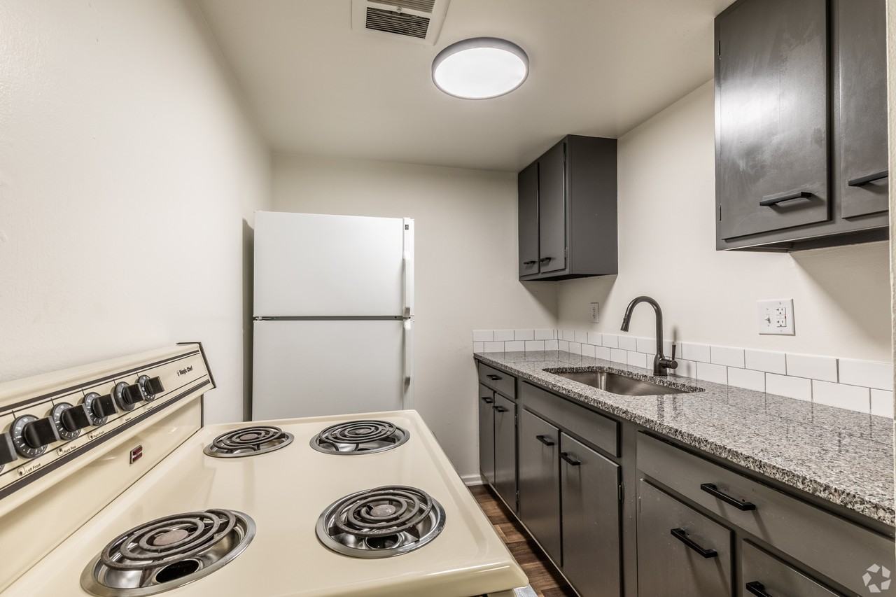 1517 Oxford Pl #1517-4 - Photo 2 of 16