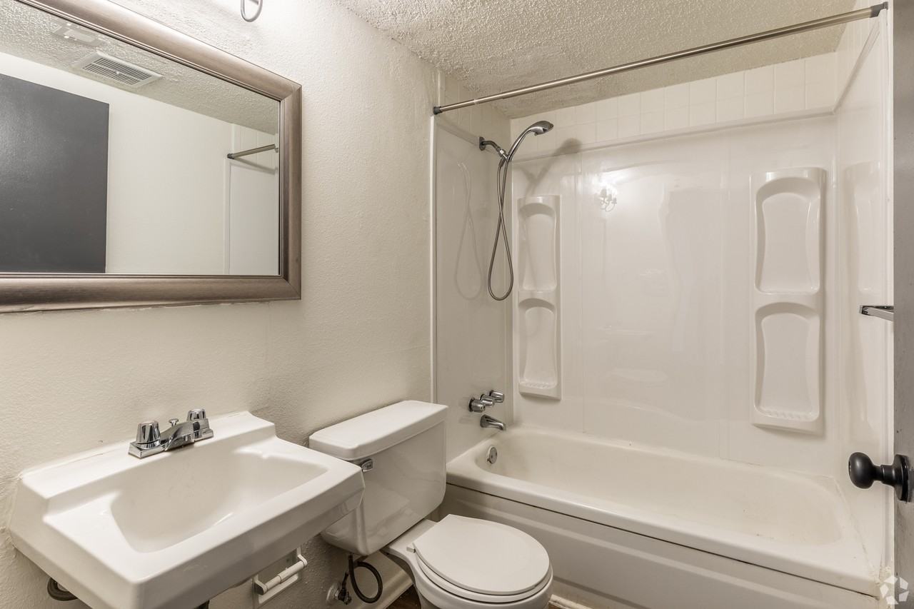 1517 Oxford Pl #1517-4 - Photo 4 of 16