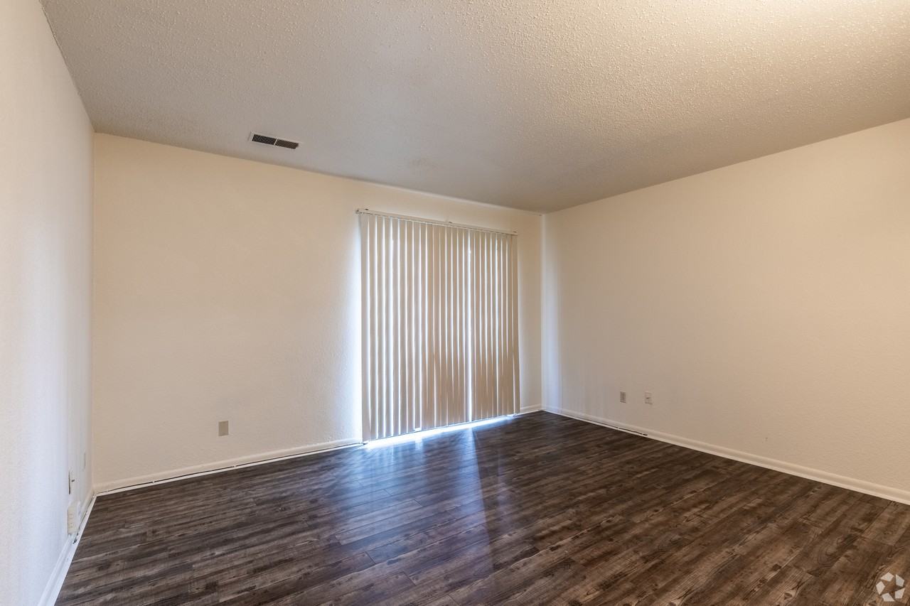 1517 Oxford Pl #1517-4 - Photo 5 of 16