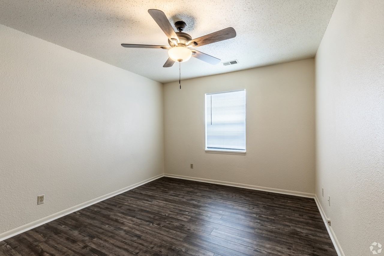 1517 Oxford Pl #1517-4 - Photo 6 of 16