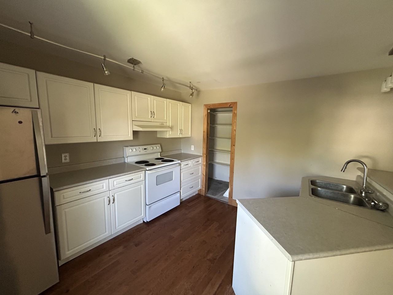 124 Machray Ave - Photo 3 of 11