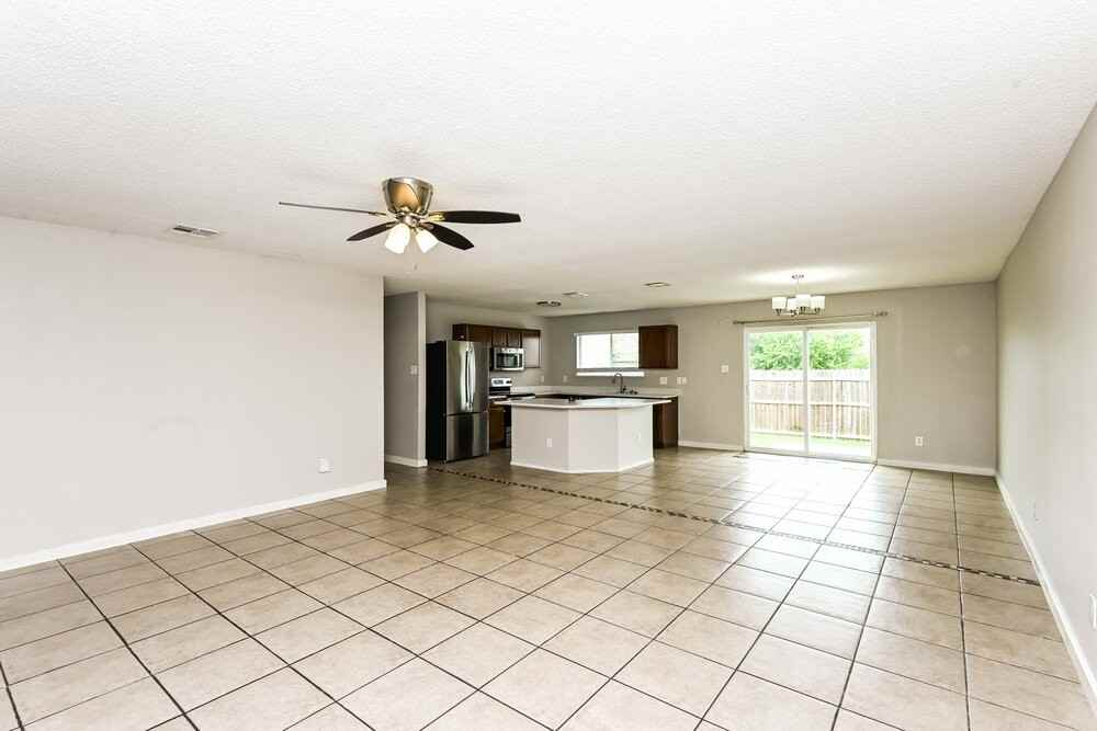 10769 Braemoor Dr - Photo 5 of 16