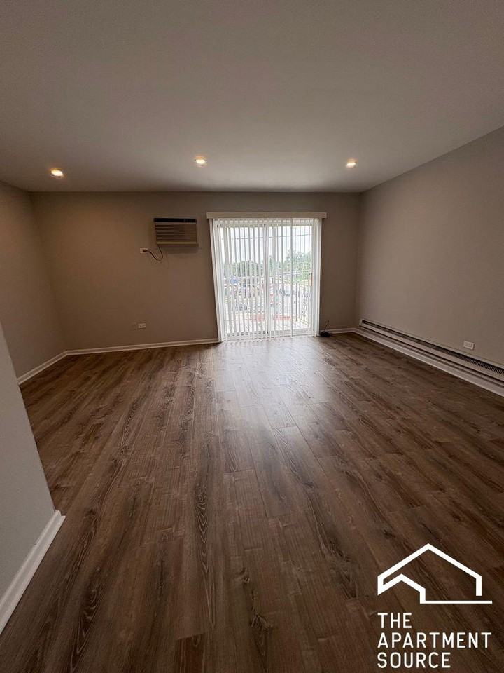1128 Des Plaines Ave #304 - Photo 2 of 12
