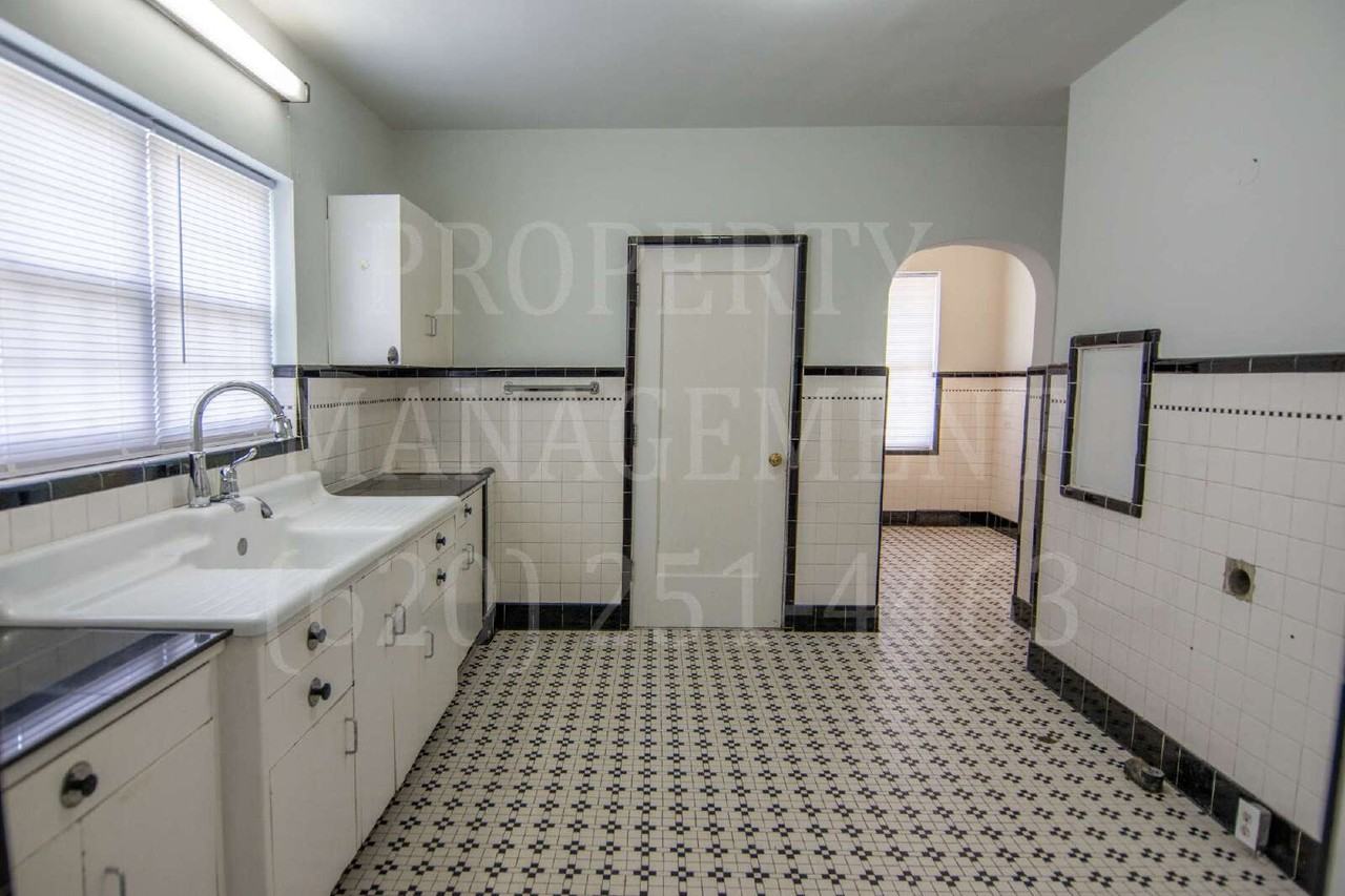 1110 W 5th St - Photo 3 of 40