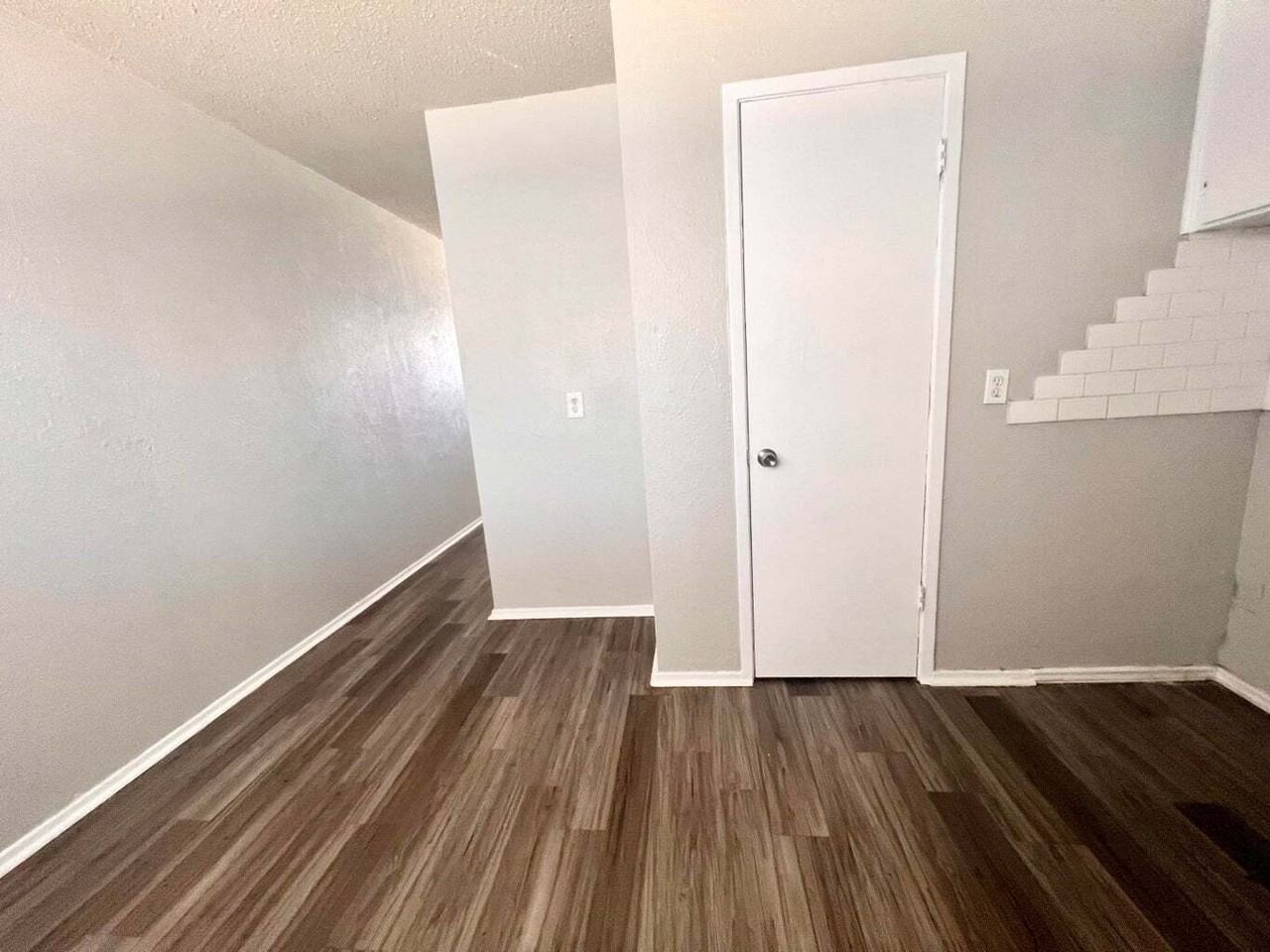 LZ 527 42nd Street A - Photo 4 of 12