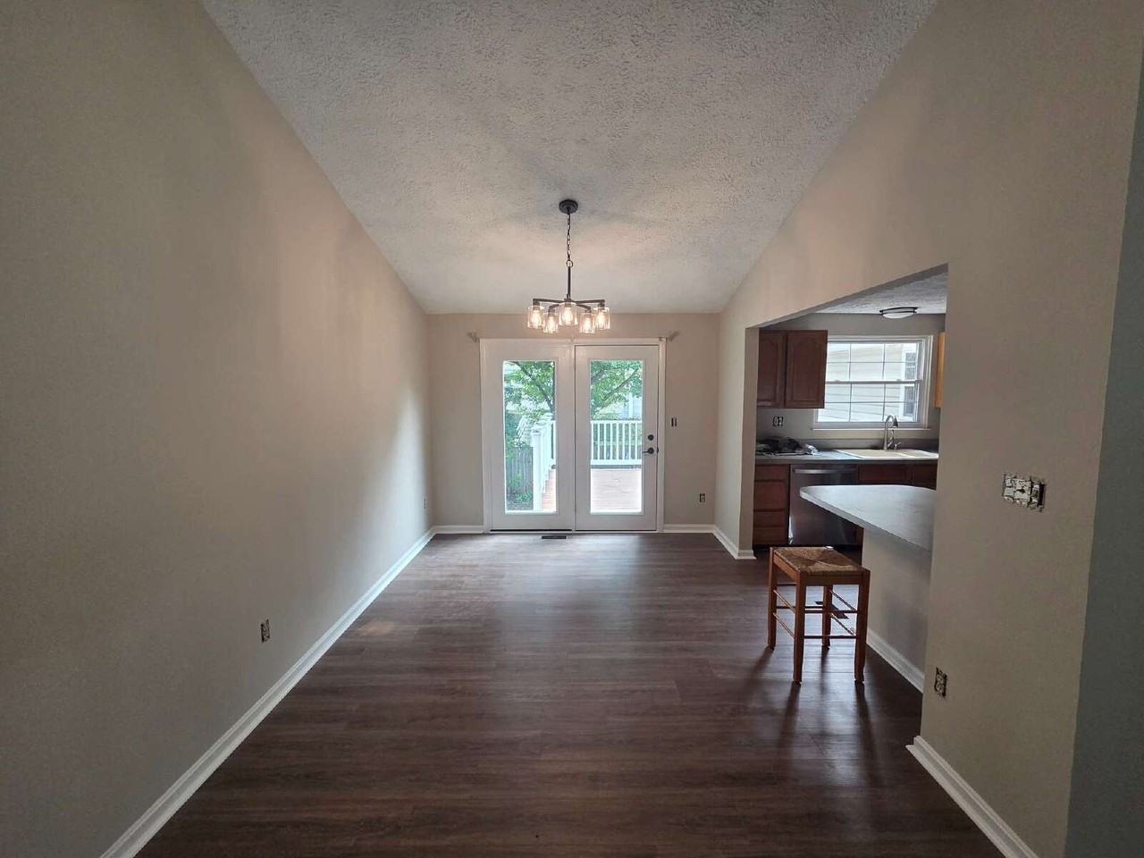 212 Sandstone Dr - Photo 3 of 15