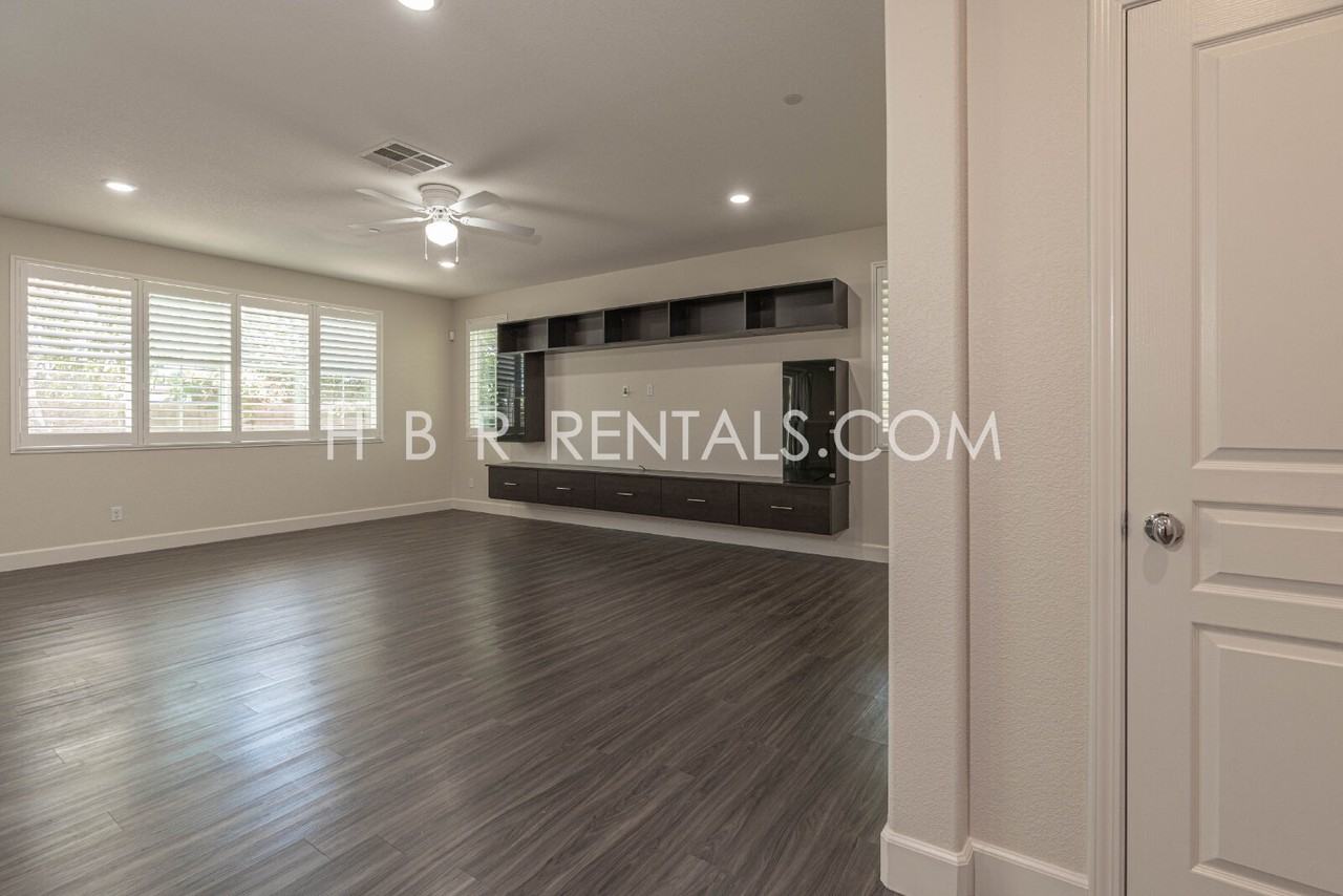 1496 Dairy Dr - Photo 4 of 39