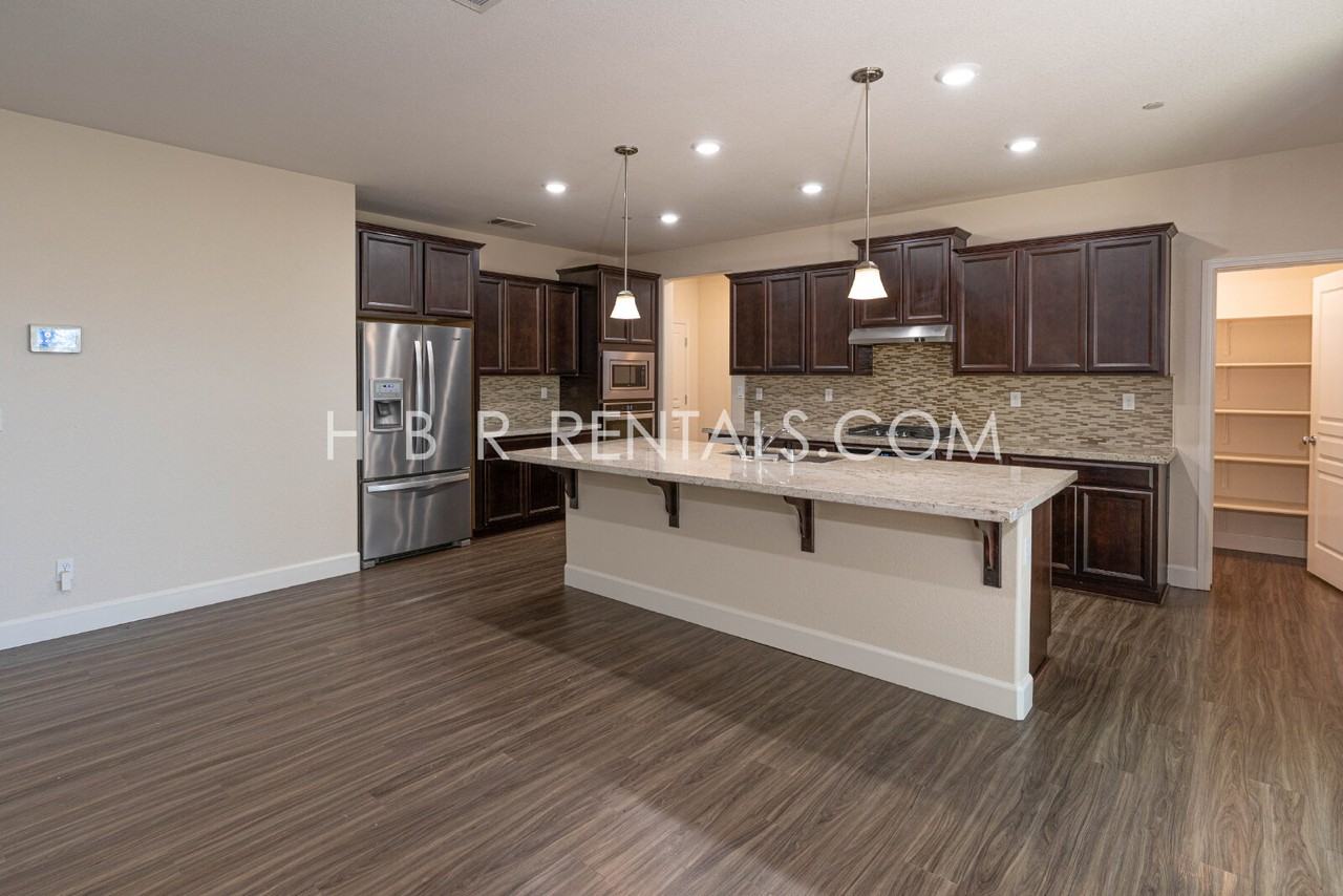 1496 Dairy Dr - Photo 6 of 39