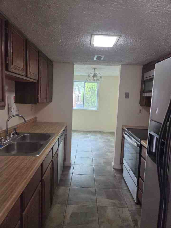 129 Sandalwood Ct - Photo 3 of 8