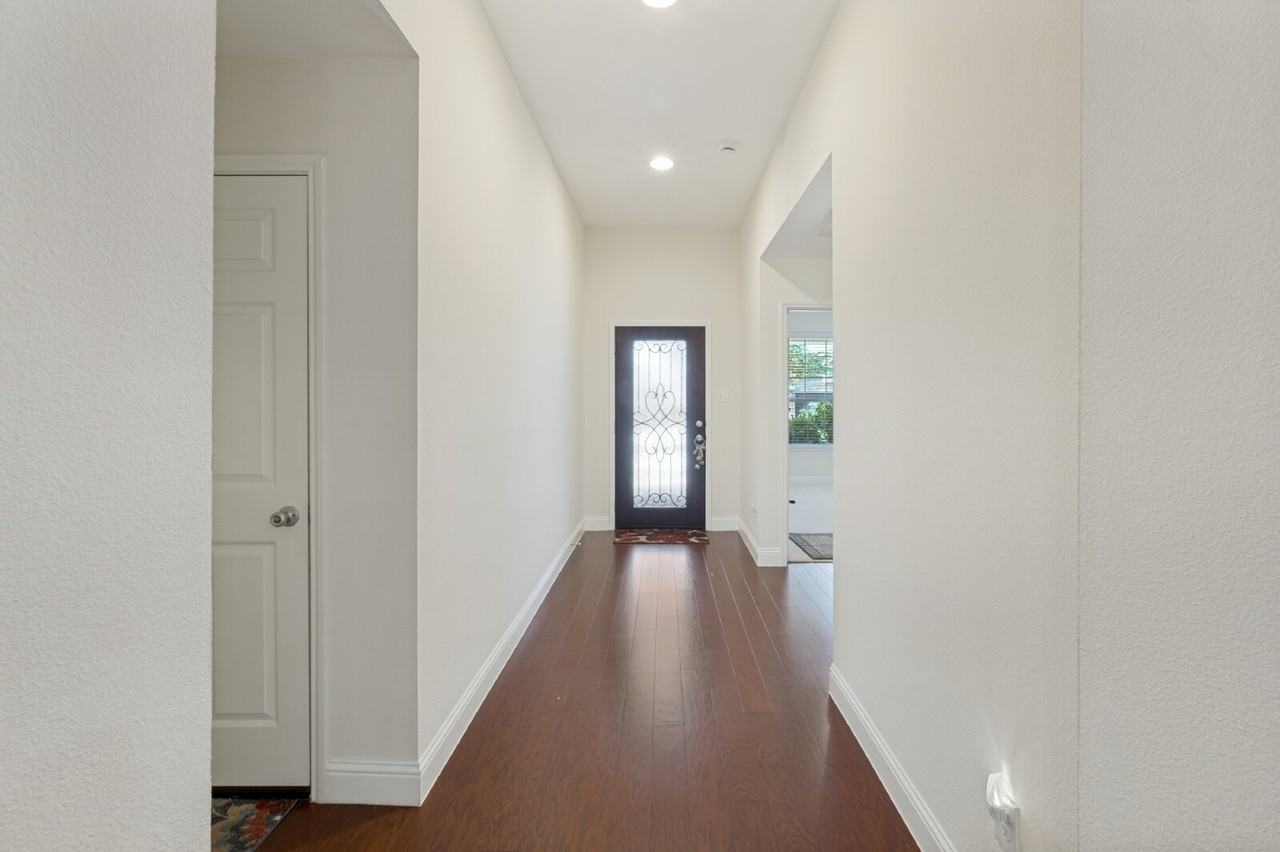 1421 Grackle Dr - Photo 4 of 26