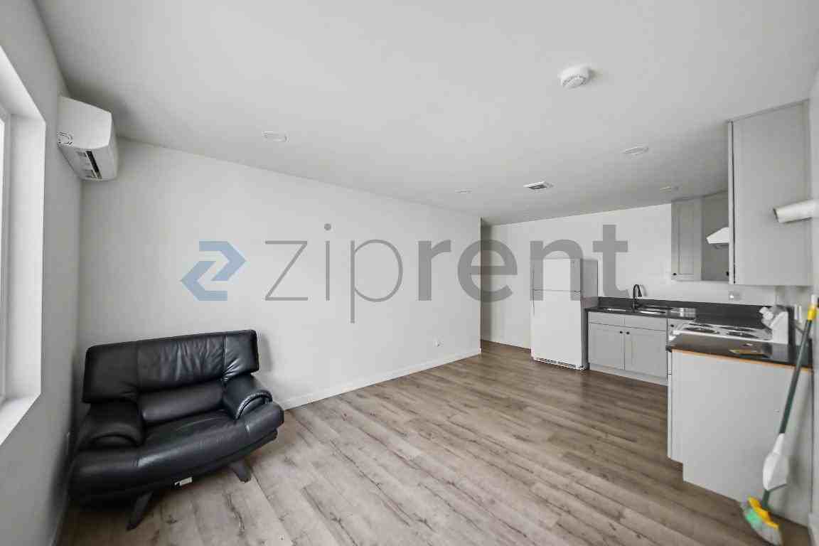 5840 Denver Ave - Photo 4 of 9