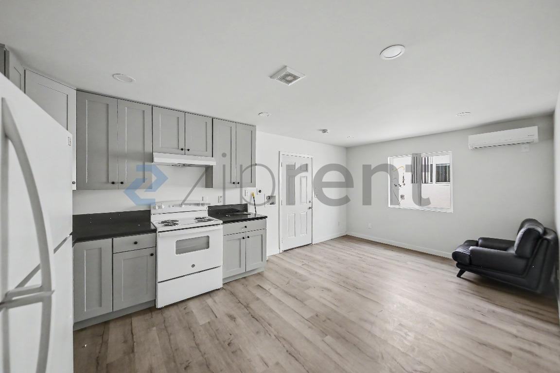 5840 Denver Ave - Photo 5 of 9