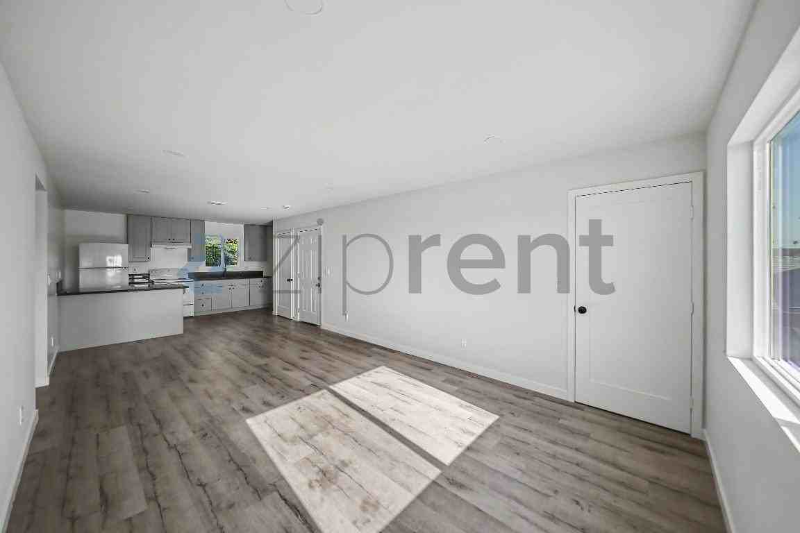5844 1/2 Denver Ave - Photo 5 of 16