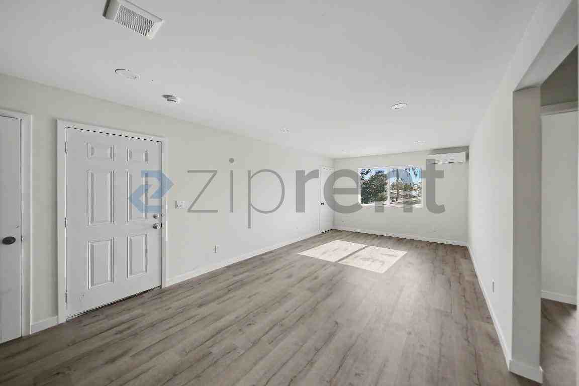 5844 1/2 Denver Ave - Photo 6 of 16