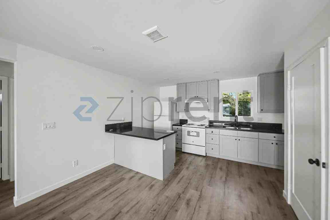 5844 1/2 Denver Ave - Photo 7 of 16