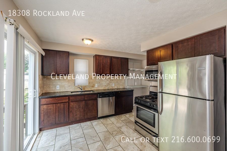 18308 Rockland Ave - Photo 3 of 19