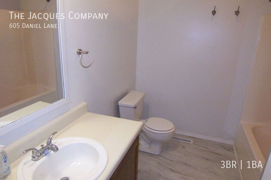 605 Daniel Ln - Photo 2 of 12