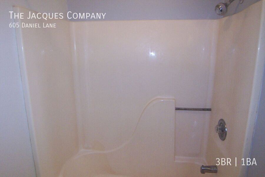 605 Daniel Ln - Photo 3 of 12