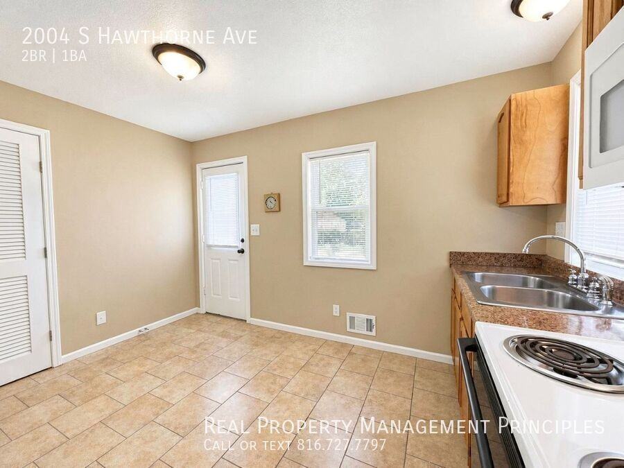 2004 S Hawthorne Ave - Photo 5 of 11