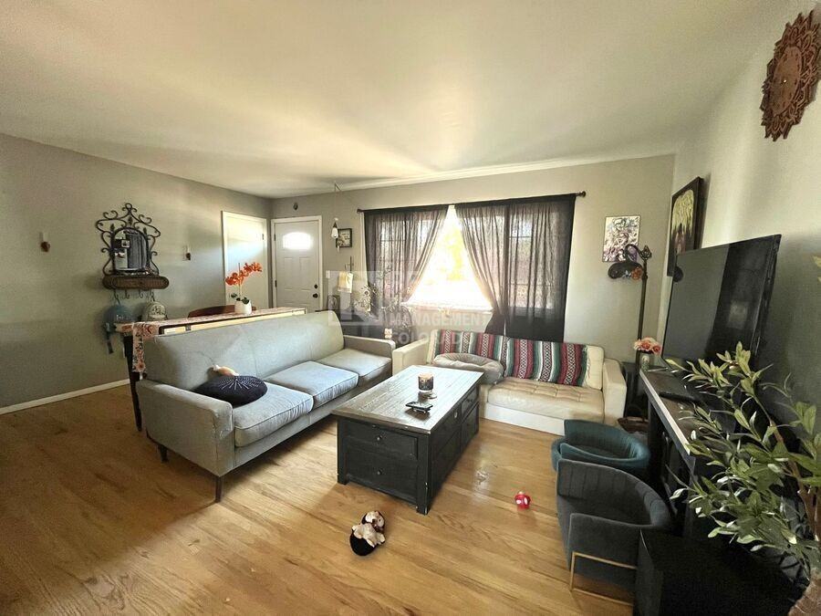 811 Holmes Dr - Photo 3 of 20