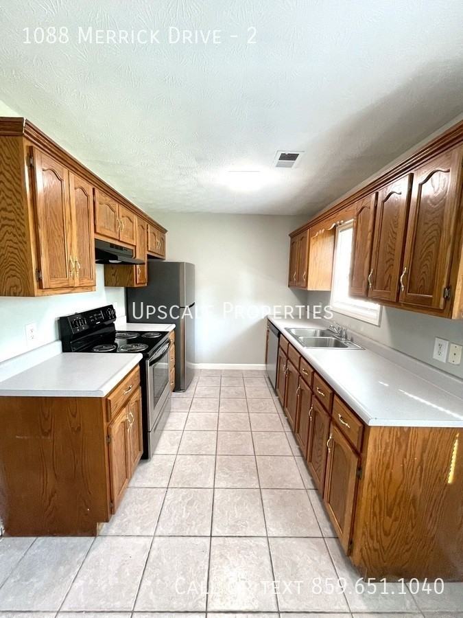 1088 Merrick Dr #2 - Photo 4 of 10