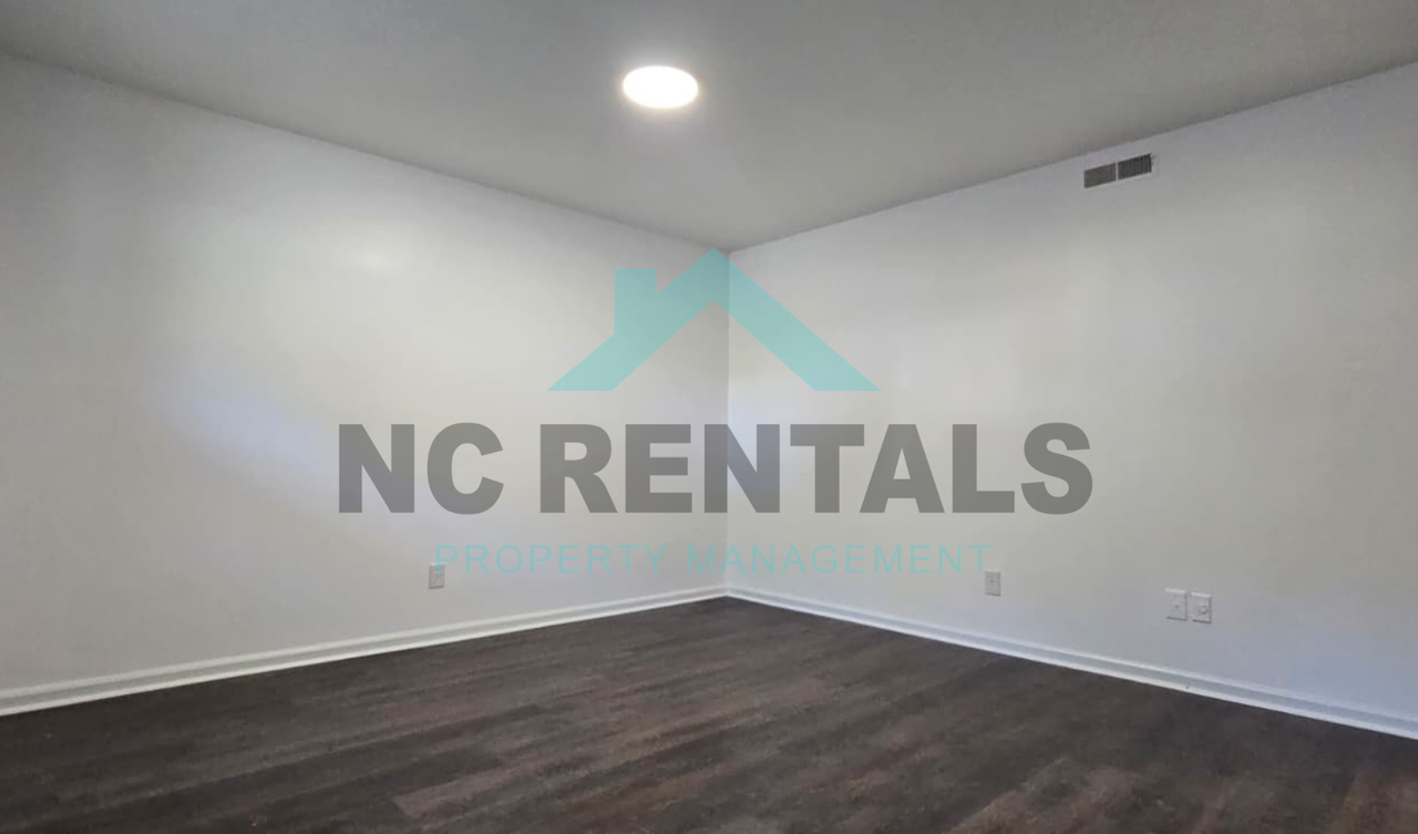2559 Green Oaks Ct #B - Photo 3 of 26