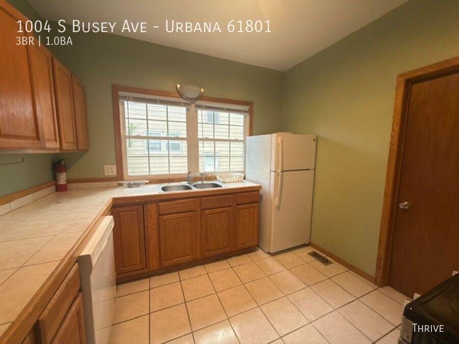 1004 S Busey Ave - Photo 4 of 9