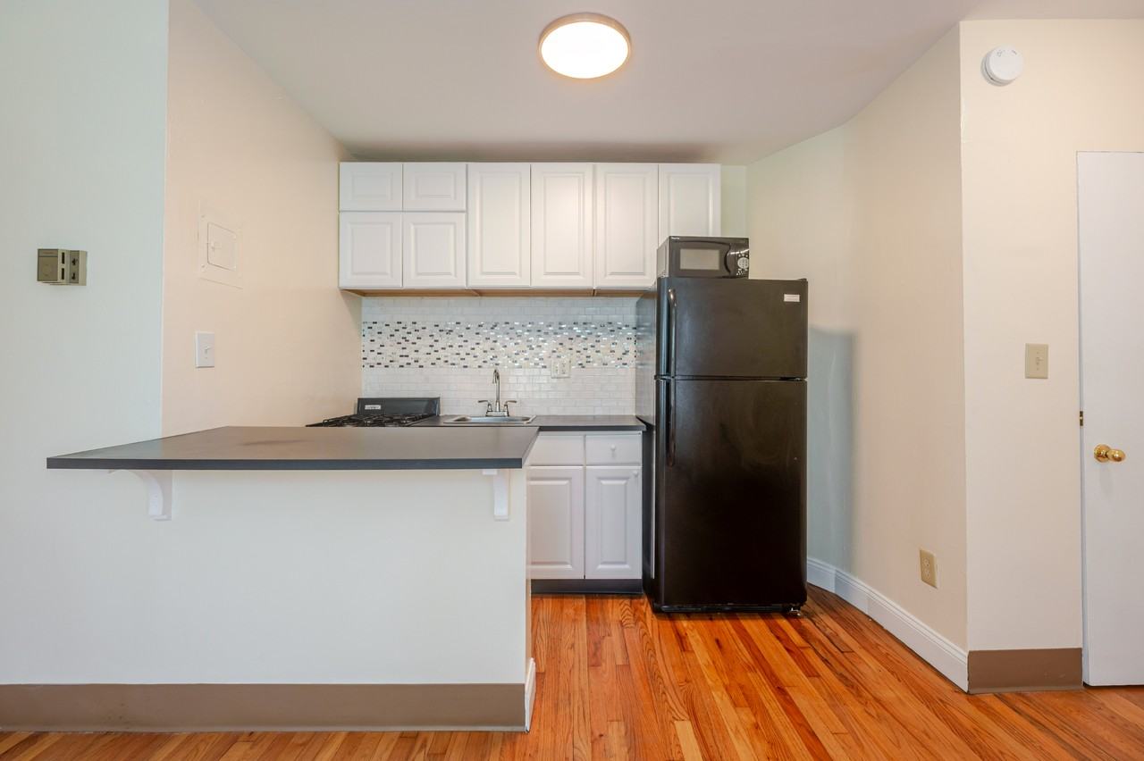 105 9th St Se #302 - Photo 4 of 17